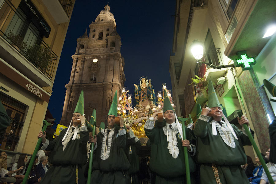 El cortejo que inicia su estación de penitencia en el corazón de la ciudad estrenó gallo en el paso de San Pedro Arrepentido