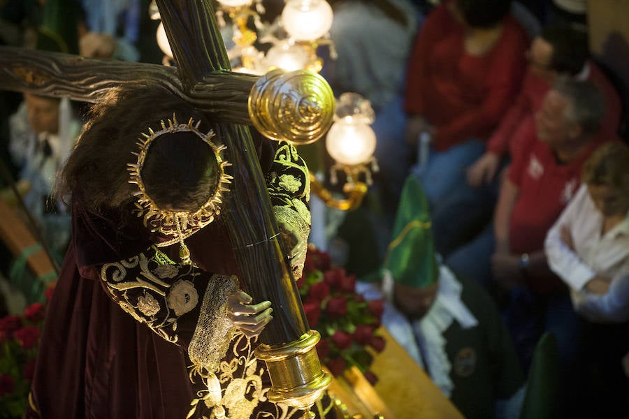 El cortejo que inicia su estación de penitencia en el corazón de la ciudad estrenó gallo en el paso de San Pedro Arrepentido