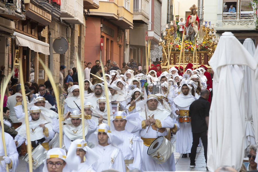 Hebreos y nazarenos californios representan la entrada de Jesús en Jerusalén