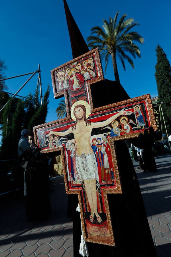 La cofradía que parte de los Capuchinos inauguró la tarde del sábado con sus tradicionales túnicas franciscanas. Junto al Crucificado de ojos azules desfiló Santa María de los Ángeles en un recogido desfile