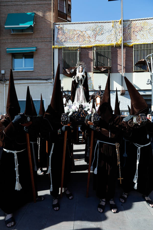 La cofradía que parte de los Capuchinos inauguró la tarde del sábado con sus tradicionales túnicas franciscanas. Junto al Crucificado de ojos azules desfiló Santa María de los Ángeles en un recogido desfile