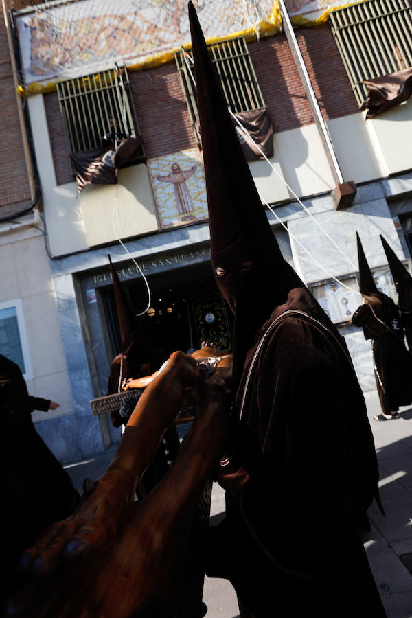 La cofradía que parte de los Capuchinos inauguró la tarde del sábado con sus tradicionales túnicas franciscanas. Junto al Crucificado de ojos azules desfiló Santa María de los Ángeles en un recogido desfile