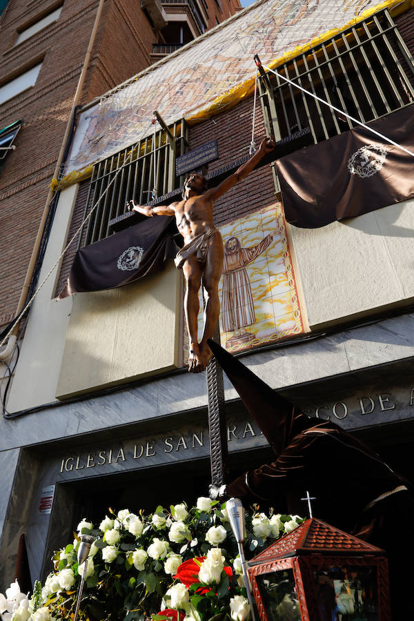 La cofradía que parte de los Capuchinos inauguró la tarde del sábado con sus tradicionales túnicas franciscanas. Junto al Crucificado de ojos azules desfiló Santa María de los Ángeles en un recogido desfile