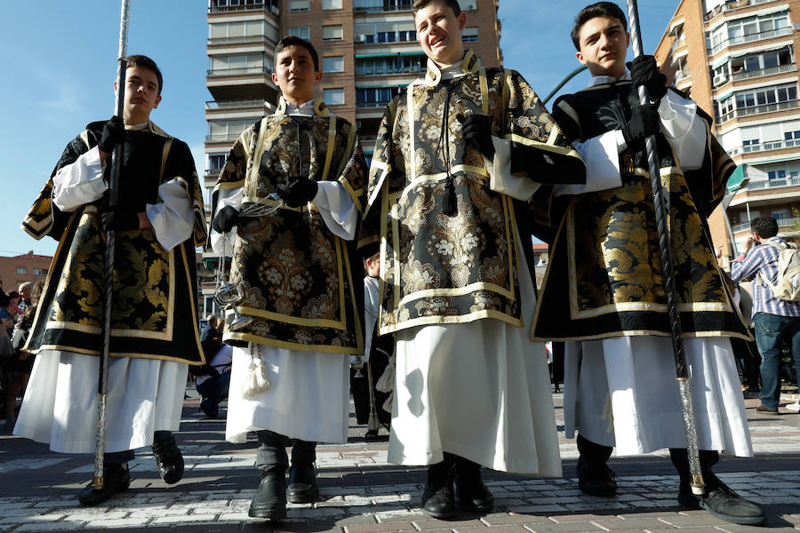 La cofradía que parte de los Capuchinos inauguró la tarde del sábado con sus tradicionales túnicas franciscanas. Junto al Crucificado de ojos azules desfiló Santa María de los Ángeles en un recogido desfile