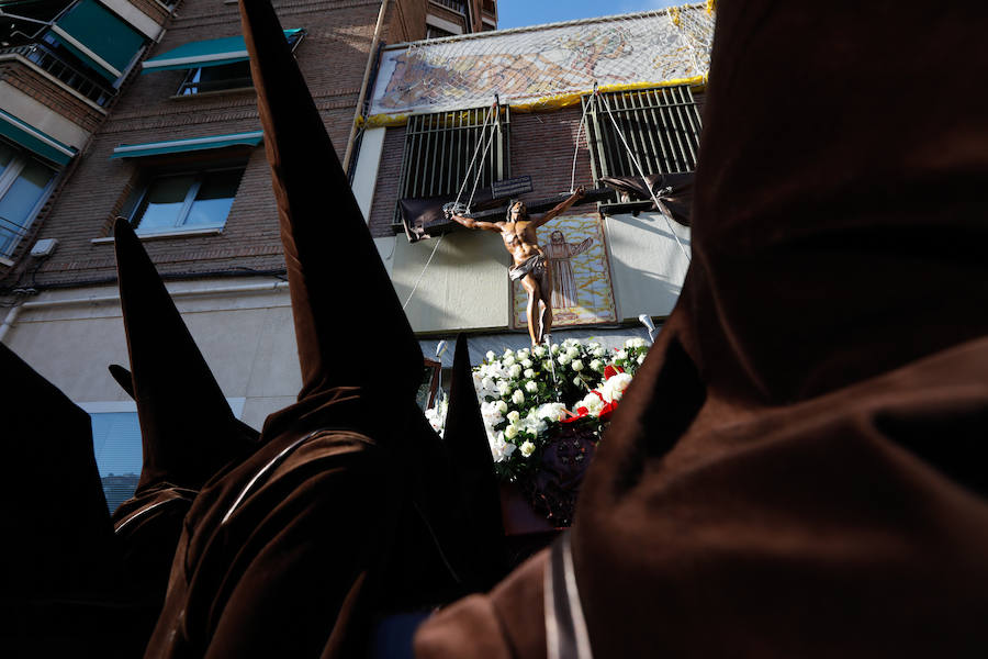 La cofradía que parte de los Capuchinos inauguró la tarde del sábado con sus tradicionales túnicas franciscanas. Junto al Crucificado de ojos azules desfiló Santa María de los Ángeles en un recogido desfile