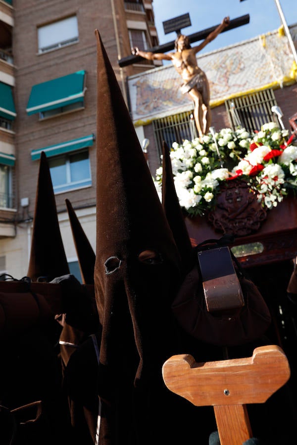 La cofradía que parte de los Capuchinos inauguró la tarde del sábado con sus tradicionales túnicas franciscanas. Junto al Crucificado de ojos azules desfiló Santa María de los Ángeles en un recogido desfile