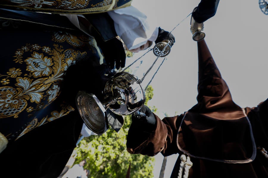 La cofradía que parte de los Capuchinos inauguró la tarde del sábado con sus tradicionales túnicas franciscanas. Junto al Crucificado de ojos azules desfiló Santa María de los Ángeles en un recogido desfile