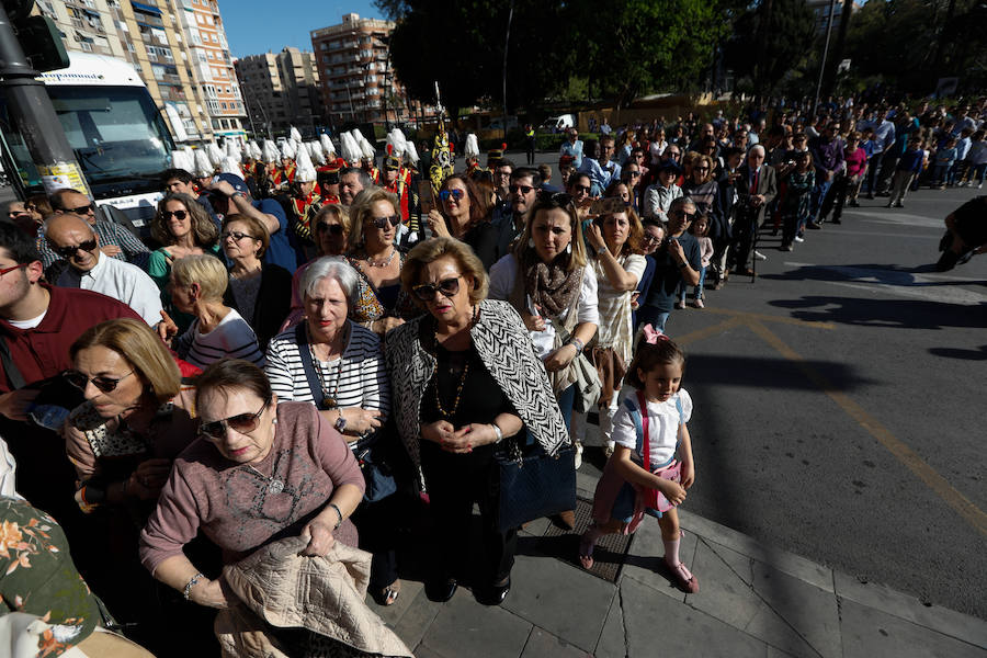 La cofradía que parte de los Capuchinos inauguró la tarde del sábado con sus tradicionales túnicas franciscanas. Junto al Crucificado de ojos azules desfiló Santa María de los Ángeles en un recogido desfile