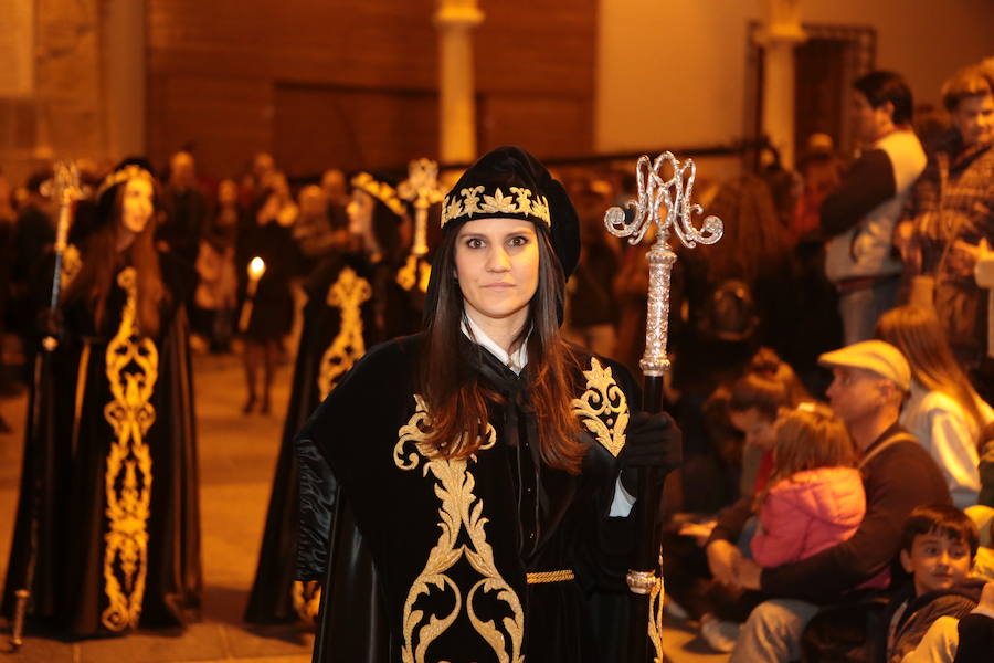 La imagen titular de la Hermandad protagonizó la procesión de mayor recogimiento de la Semana Santa. La talla de Sánchez Lozano recorrió la zona monumental en su trono en andas portado por profesionales del Derecho