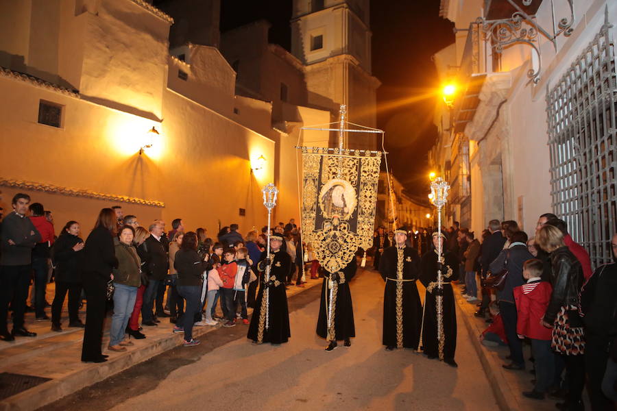La imagen titular de la Hermandad protagonizó la procesión de mayor recogimiento de la Semana Santa. La talla de Sánchez Lozano recorrió la zona monumental en su trono en andas portado por profesionales del Derecho