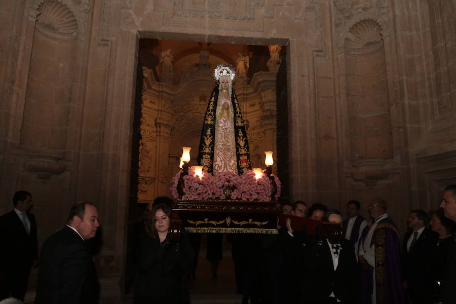 La imagen titular de la Hermandad protagonizó la procesión de mayor recogimiento de la Semana Santa. La talla de Sánchez Lozano recorrió la zona monumental en su trono en andas portado por profesionales del Derecho