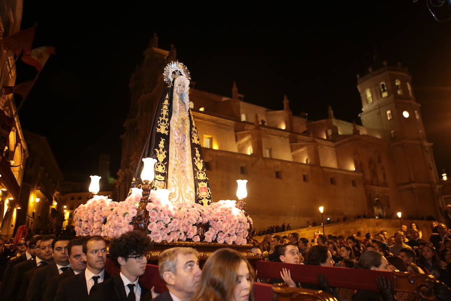 La imagen titular de la Hermandad protagonizó la procesión de mayor recogimiento de la Semana Santa. La talla de Sánchez Lozano recorrió la zona monumental en su trono en andas portado por profesionales del Derecho
