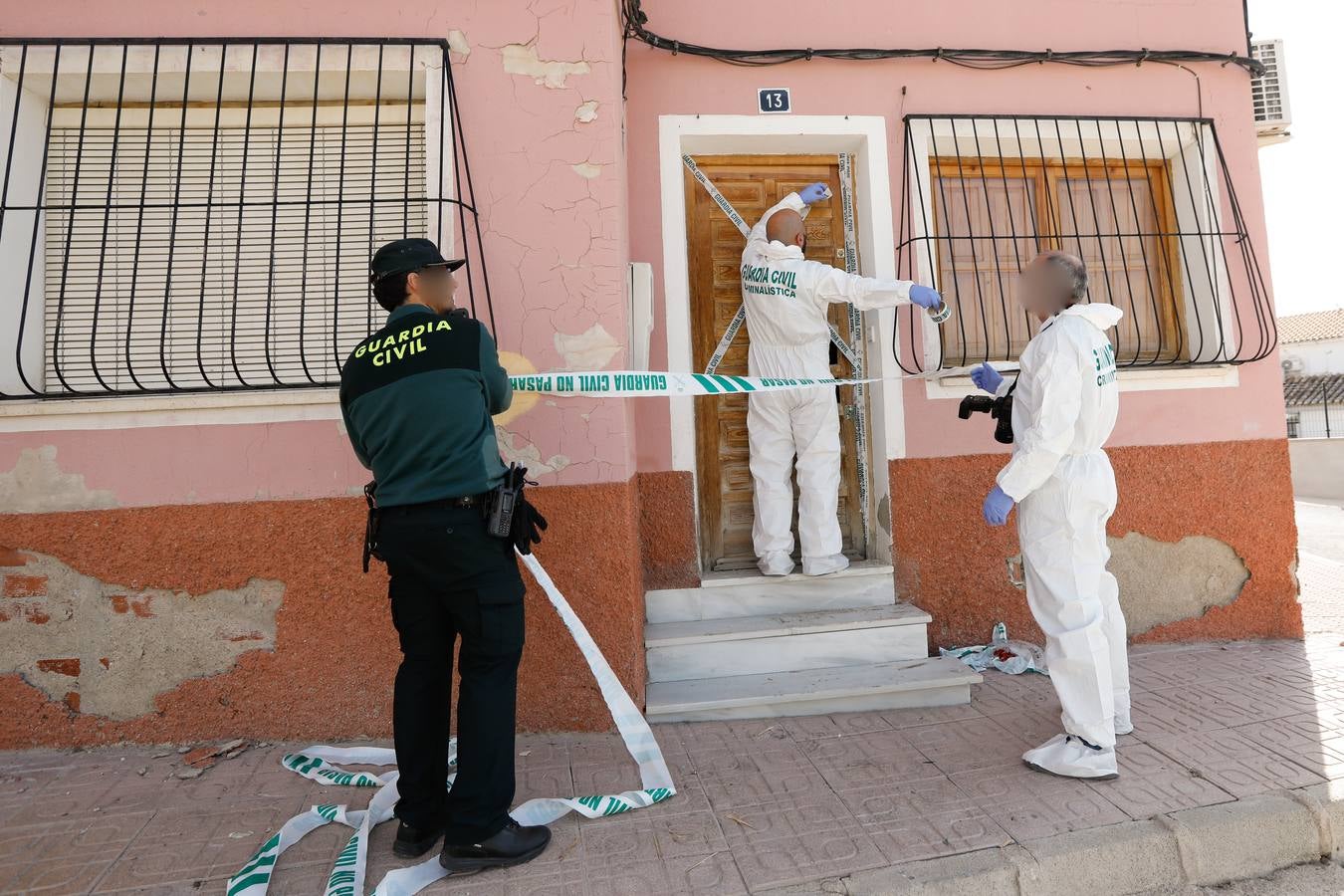 Las primeras investigaciones apuntan a un posible un ajuste de cuentas. La Guardia Civil halló en las inmediaciones de la vivienda una gran plantación de marihuana