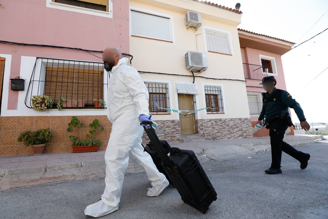 Las primeras investigaciones apuntan a un posible un ajuste de cuentas. La Guardia Civil halló en las inmediaciones de la vivienda una gran plantación de marihuana