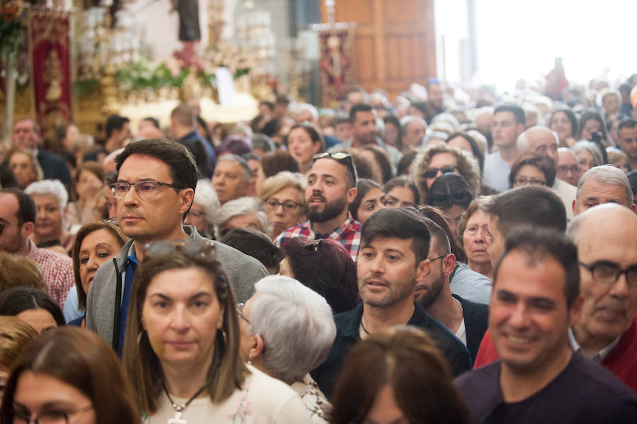 La iglesia de San Antolín acoge a cientos de fieles en el tradicional besapié previo a la procesión del Lunes Santo