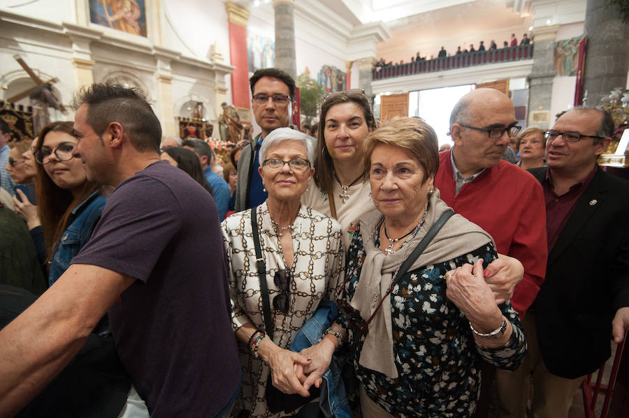 La iglesia de San Antolín acoge a cientos de fieles en el tradicional besapié previo a la procesión del Lunes Santo