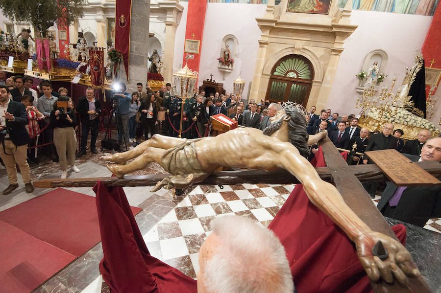 La iglesia de San Antolín acoge a cientos de fieles en el tradicional besapié previo a la procesión del Lunes Santo