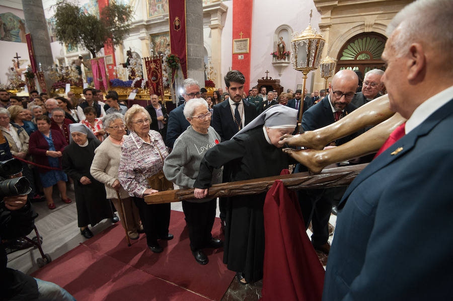 La iglesia de San Antolín acoge a cientos de fieles en el tradicional besapié previo a la procesión del Lunes Santo