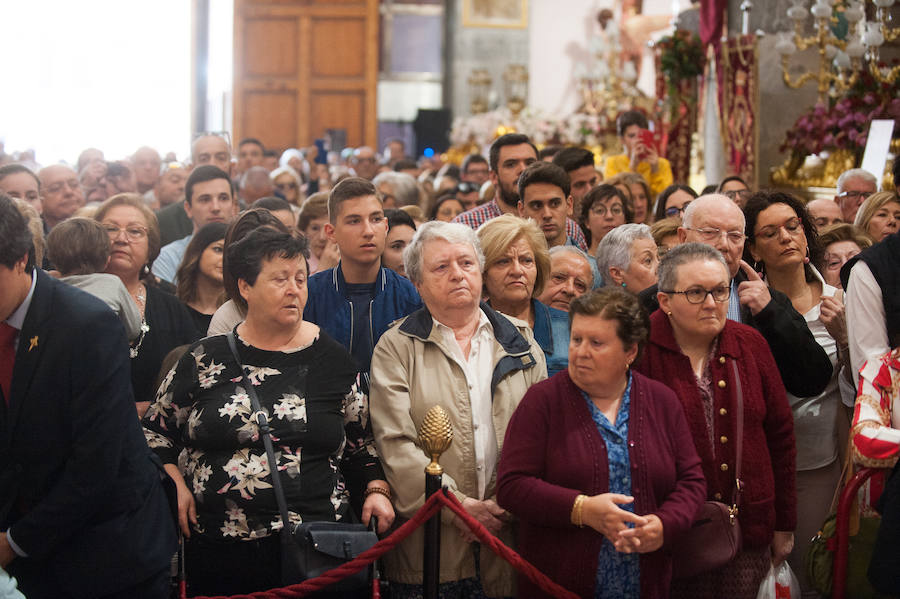 La iglesia de San Antolín acoge a cientos de fieles en el tradicional besapié previo a la procesión del Lunes Santo