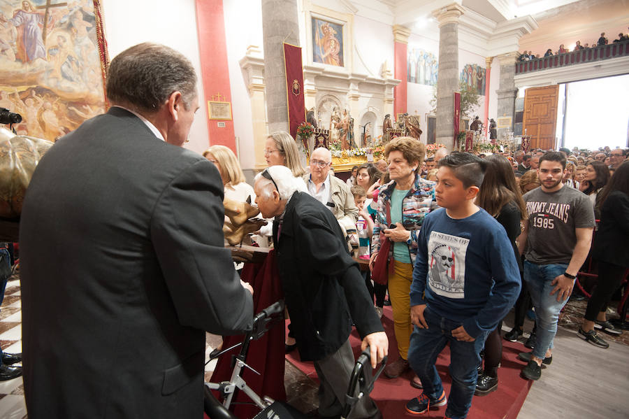 La iglesia de San Antolín acoge a cientos de fieles en el tradicional besapié previo a la procesión del Lunes Santo