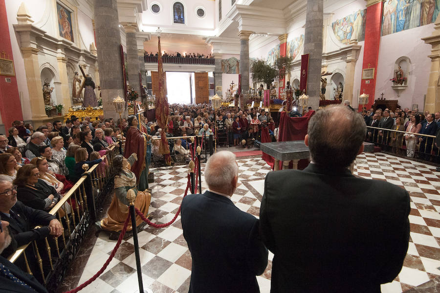 La iglesia de San Antolín acoge a cientos de fieles en el tradicional besapié previo a la procesión del Lunes Santo