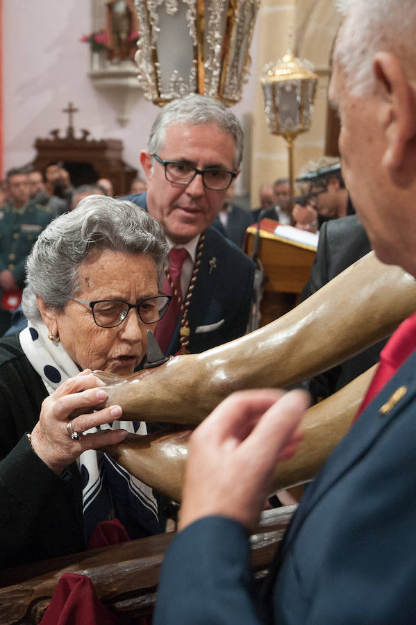 La iglesia de San Antolín acoge a cientos de fieles en el tradicional besapié previo a la procesión del Lunes Santo