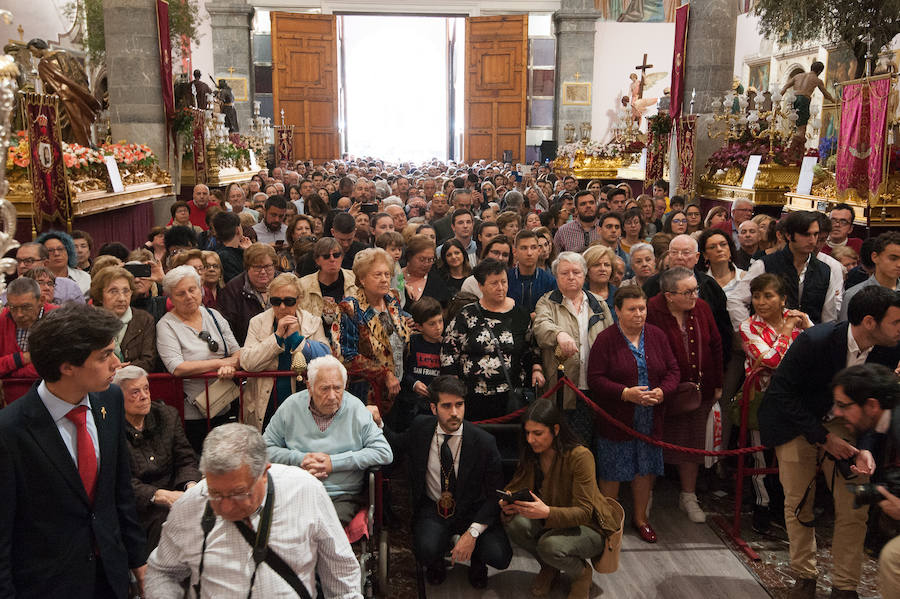 La iglesia de San Antolín acoge a cientos de fieles en el tradicional besapié previo a la procesión del Lunes Santo