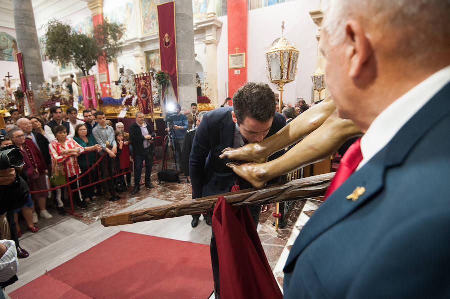 La iglesia de San Antolín acoge a cientos de fieles en el tradicional besapié previo a la procesión del Lunes Santo