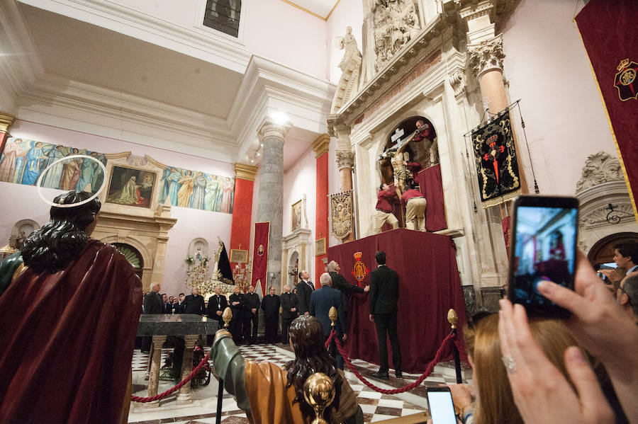 La iglesia de San Antolín acoge a cientos de fieles en el tradicional besapié previo a la procesión del Lunes Santo