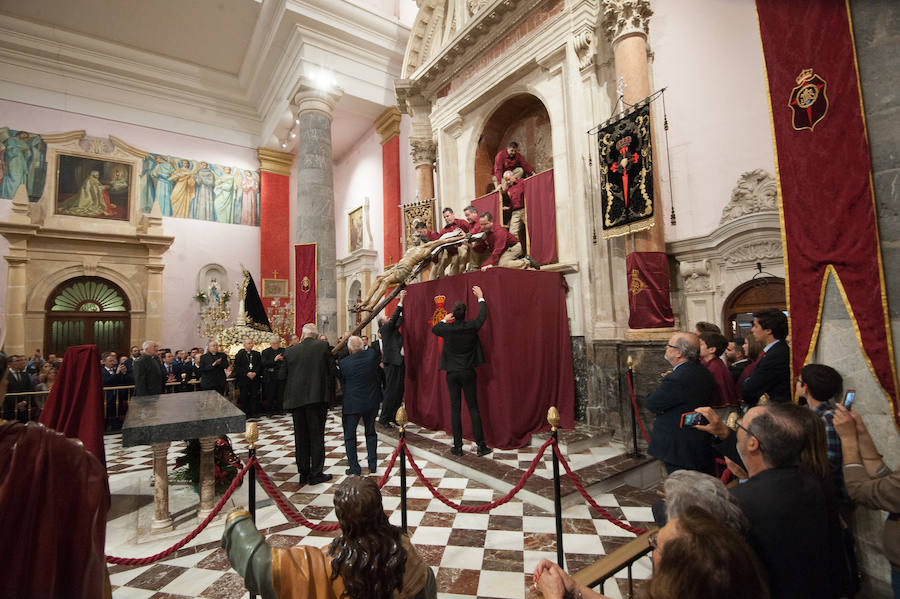 La iglesia de San Antolín acoge a cientos de fieles en el tradicional besapié previo a la procesión del Lunes Santo