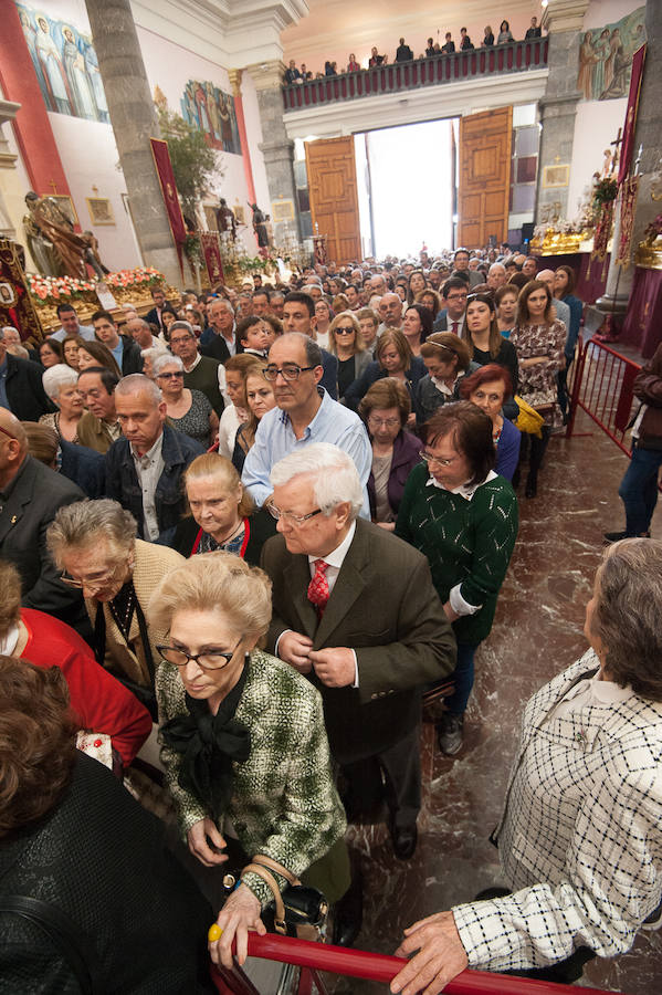 La iglesia de San Antolín acoge a cientos de fieles en el tradicional besapié previo a la procesión del Lunes Santo