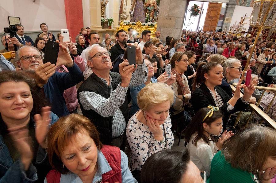 La iglesia de San Antolín acoge a cientos de fieles en el tradicional besapié previo a la procesión del Lunes Santo