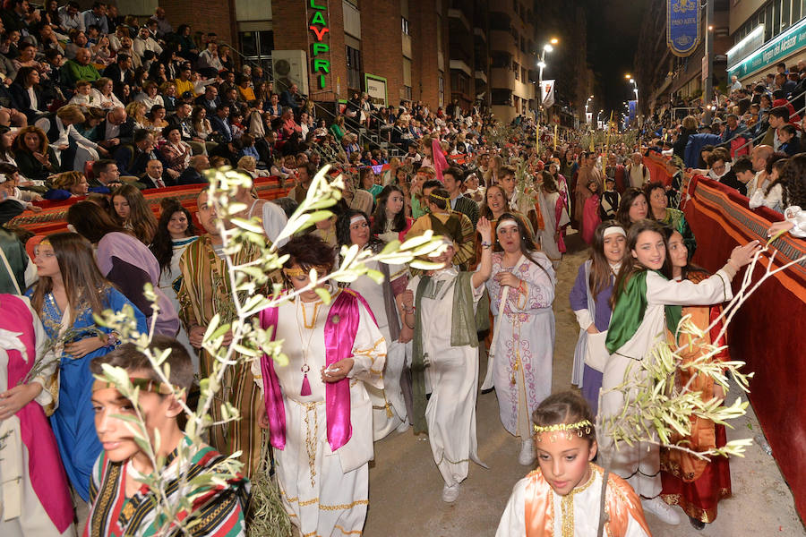 El pueblo hebreo inunda la carrera con los más de 1.000 figurantes que acompañaron a Jesús. La caballería de la reina de Saba puso en pie a los espectadore