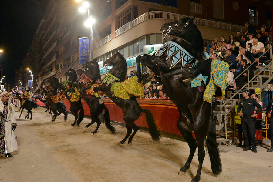 El pueblo hebreo inunda la carrera con los más de 1.000 figurantes que acompañaron a Jesús. La caballería de la reina de Saba puso en pie a los espectadore