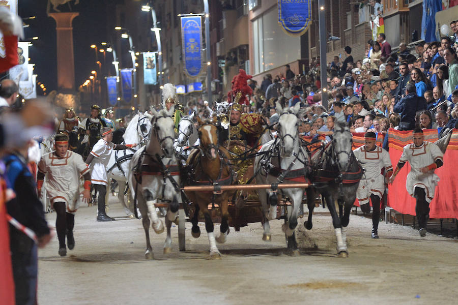 El pueblo hebreo inunda la carrera con los más de 1.000 figurantes que acompañaron a Jesús. La caballería de la reina de Saba puso en pie a los espectadore