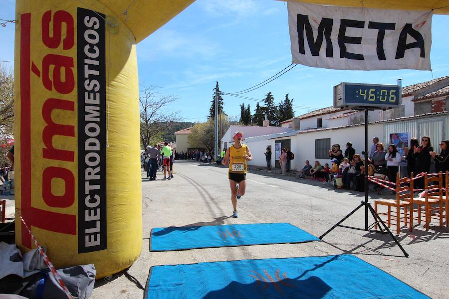 El corredor se lleva la prueba con una marca de 39:52 minutos, por los 47:36 de la atleta