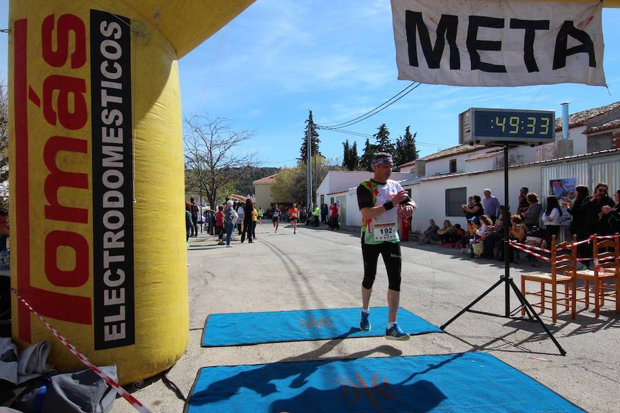 El corredor se lleva la prueba con una marca de 39:52 minutos, por los 47:36 de la atleta