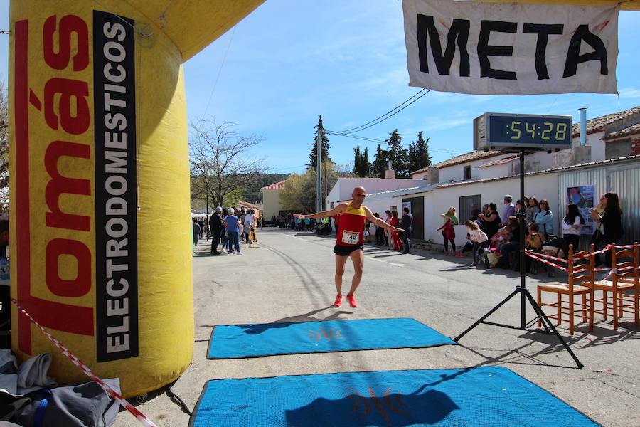 El corredor se lleva la prueba con una marca de 39:52 minutos, por los 47:36 de la atleta