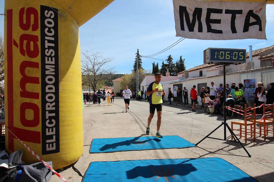 El corredor se lleva la prueba con una marca de 39:52 minutos, por los 47:36 de la atleta