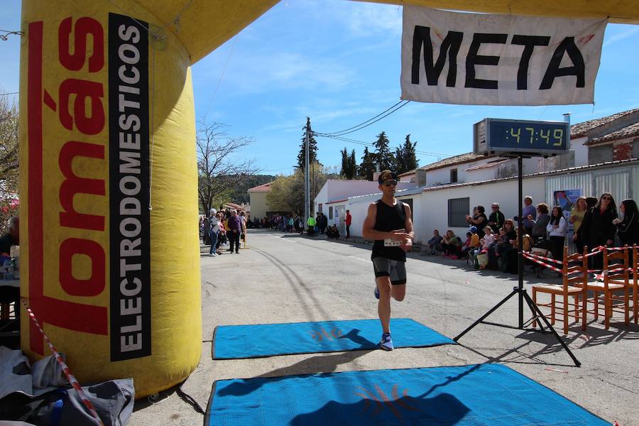 El corredor se lleva la prueba con una marca de 39:52 minutos, por los 47:36 de la atleta