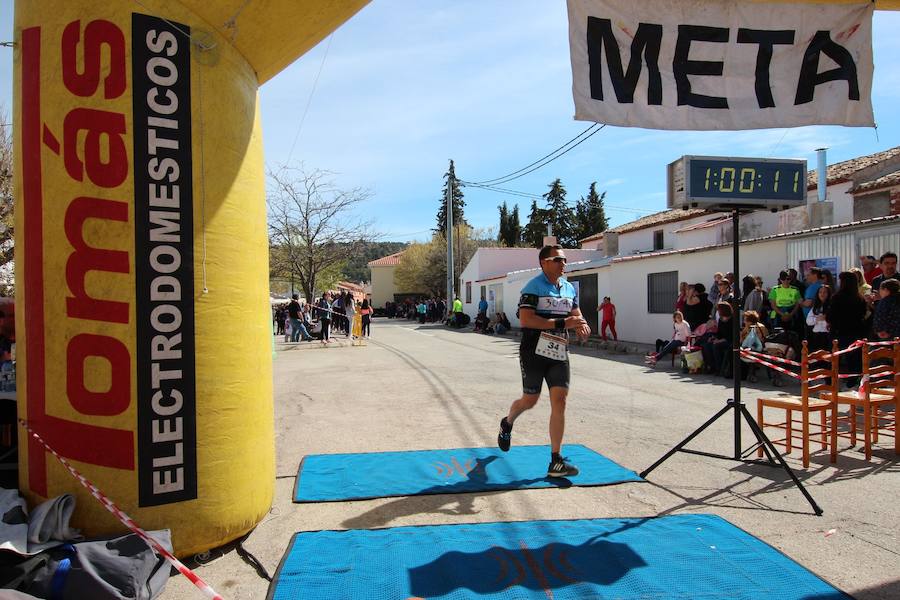 El corredor se lleva la prueba con una marca de 39:52 minutos, por los 47:36 de la atleta