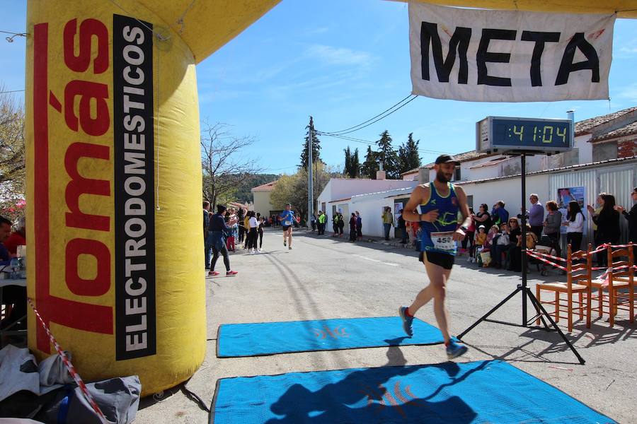 El corredor se lleva la prueba con una marca de 39:52 minutos, por los 47:36 de la atleta