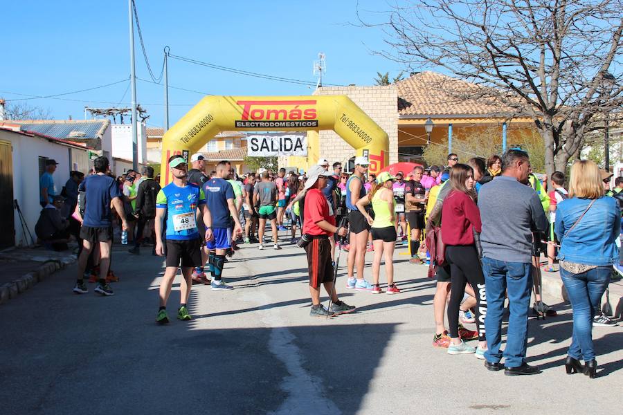 El corredor se lleva la prueba con una marca de 39:52 minutos, por los 47:36 de la atleta