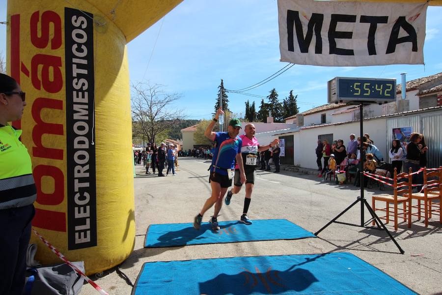 El corredor se lleva la prueba con una marca de 39:52 minutos, por los 47:36 de la atleta