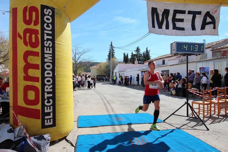 El corredor se lleva la prueba con una marca de 39:52 minutos, por los 47:36 de la atleta