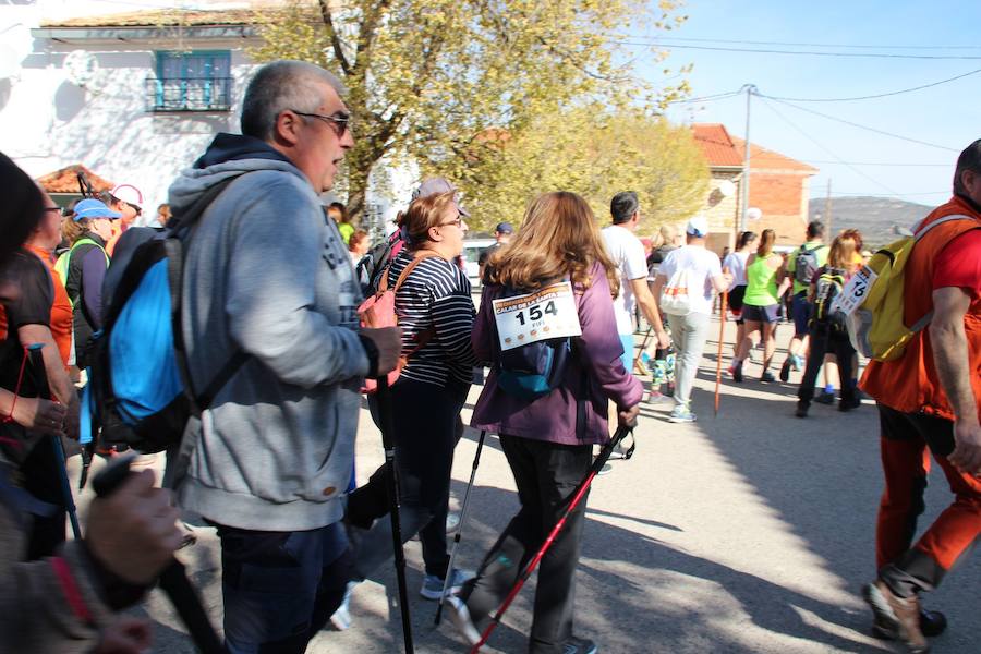 El corredor se lleva la prueba con una marca de 39:52 minutos, por los 47:36 de la atleta