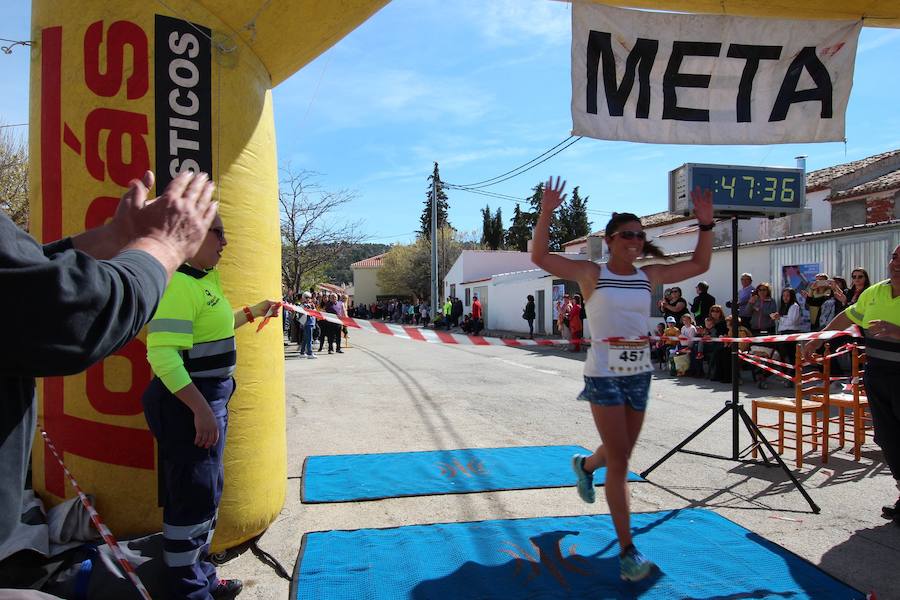 El corredor se lleva la prueba con una marca de 39:52 minutos, por los 47:36 de la atleta