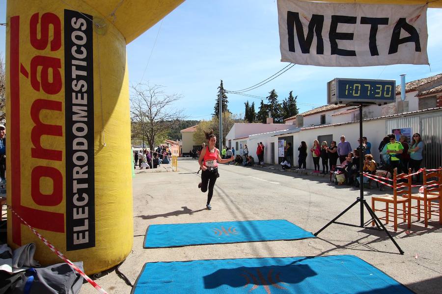 El corredor se lleva la prueba con una marca de 39:52 minutos, por los 47:36 de la atleta