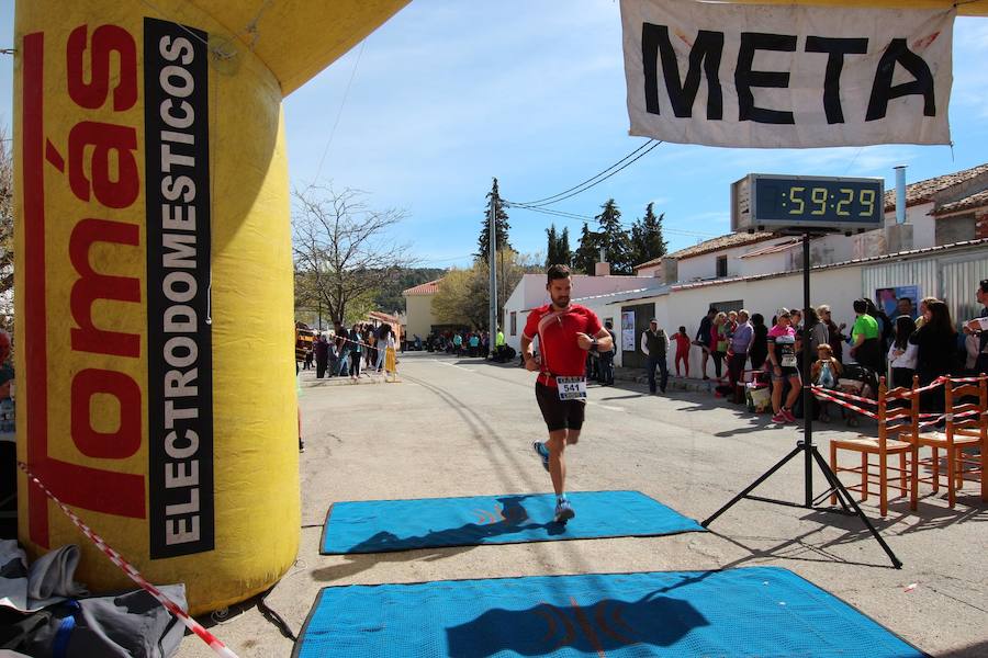 El corredor se lleva la prueba con una marca de 39:52 minutos, por los 47:36 de la atleta