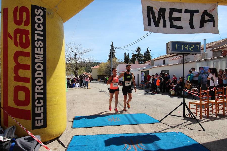 El corredor se lleva la prueba con una marca de 39:52 minutos, por los 47:36 de la atleta